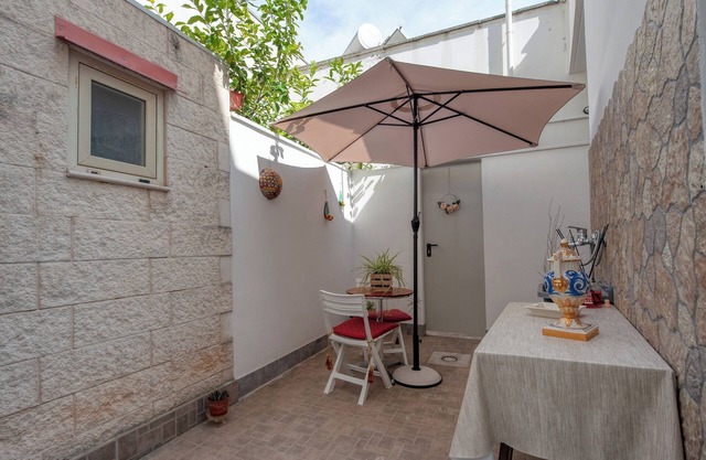 Apartment 'Casa Degli Zii' with Private Garden, Wi-Fi and Air Conditioning