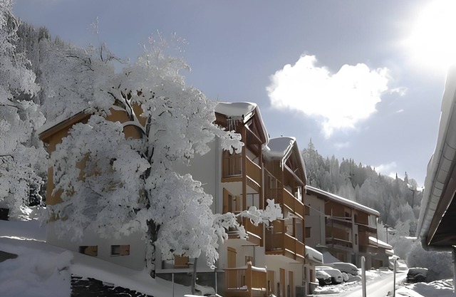 Apartment 'Chalet Refuge Loup Blanc Valfréjus' with Mountain View, Balcony and Wi-Fi