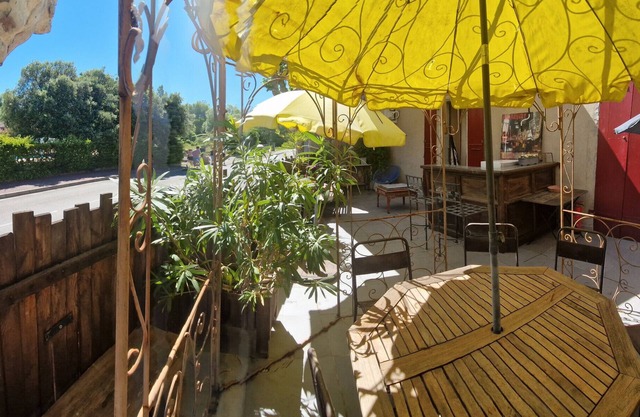 Apartment 'De Charme' with Private Terrace, Shared Garden and Wi-Fi