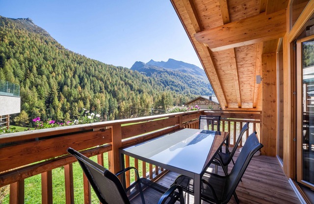 Apartment "Edelweiß" with Slope Access, Private Terrace & Wi-Fi