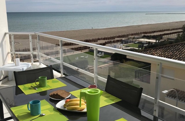 Apartment edge of beach with exceptional sight