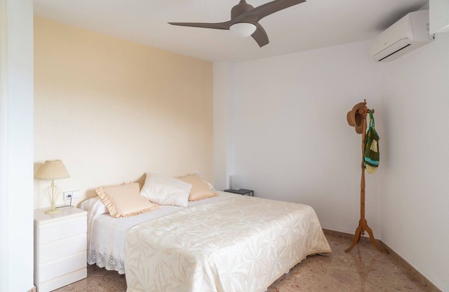 Apartment on the beachfront with parking, pool and gym