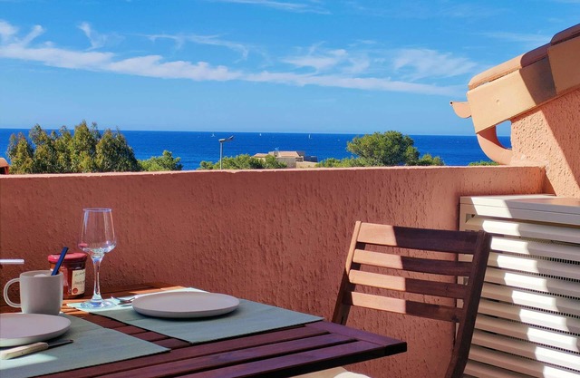 Apartment for 4 people with sea view facing Porquerolles and pool, located in Giens