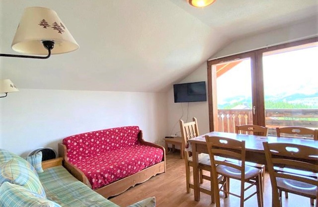 Apartment for 6, southwest balcony, ski locker, free parking, pets allowed