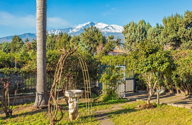 Apartment 'Il Giardino Delle Ninfe' with Mountain View, Wi-Fi and Air Conditioning