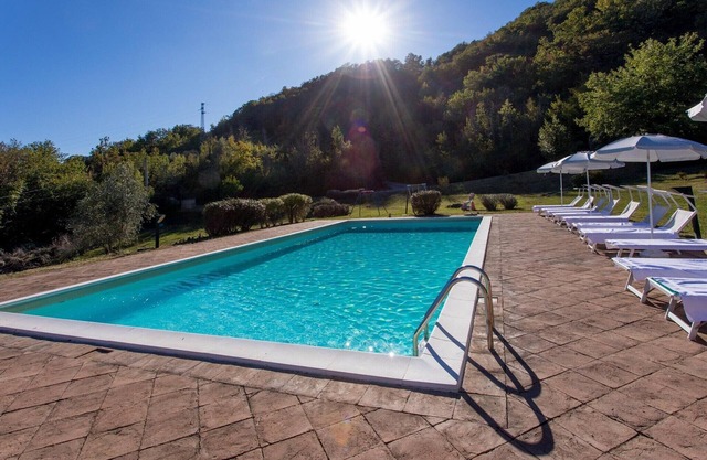Apartment in a farmhouse with swimming pool