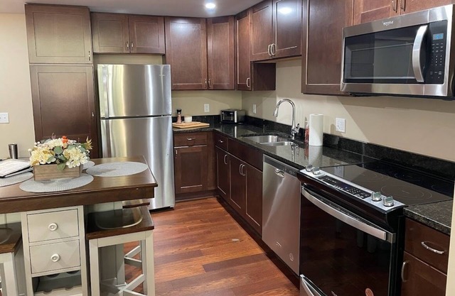 Apartment in center of beautiful Franklin Square near SU, downtown, mall & more