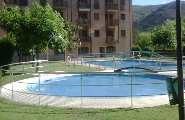 Apartment in Ezcaray, with pool, garden and next to the river.
