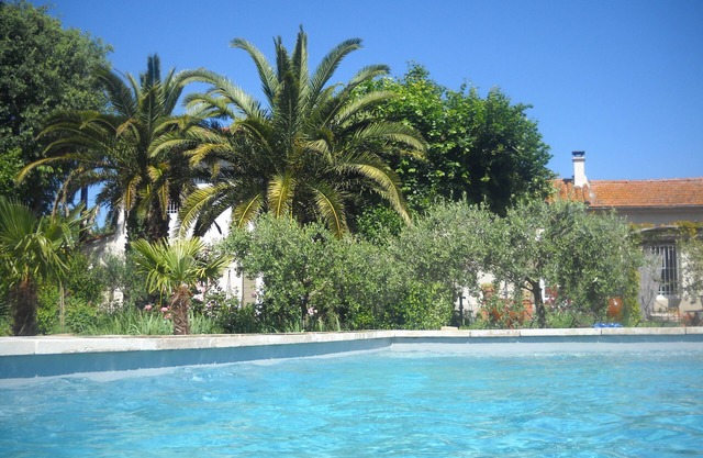 Apartment in Provençal farmhouse with swimming pool