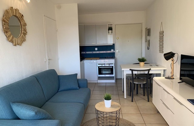 Apartment in the heart of the village 100 m from the beach with parking