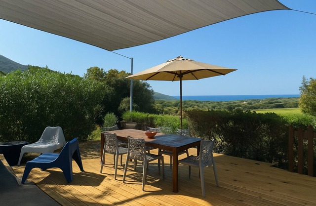 Apartment in the maquis facing the sea, 5mm from the beach and shops