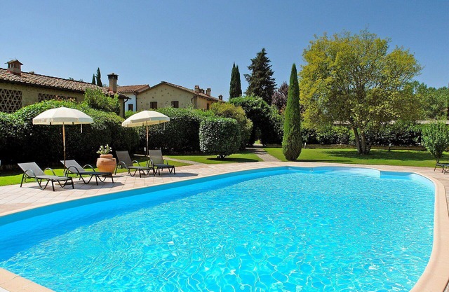 Apartment in villa with pool, WIFI, TV, terrace, pets allowed, parking, close to San Gimignano