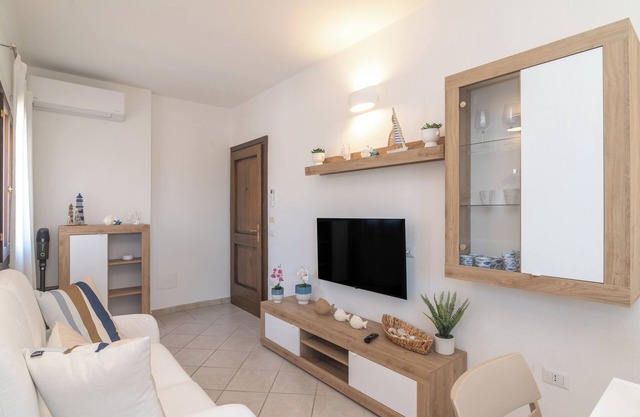 Apartment 'Elena' with Balcony, Wi-Fi and Air Conditioning