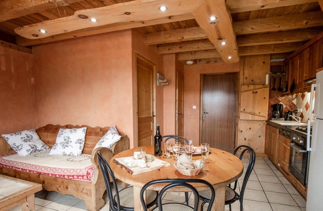 Apartment 'Les Mélèzes' with Mountain View, Balcony and Wi-Fi