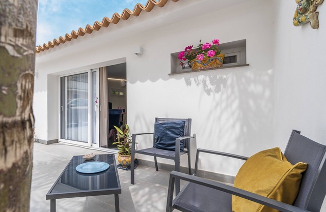 Apartment 'La Casa di Susy' with Private Terrace, Wi-Fi and Air Conditioning