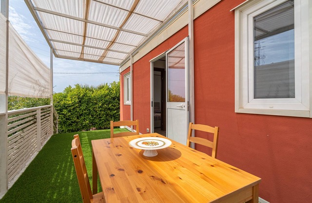 Apartment 'La Rossa' with Private Terrace, Wi-Fi and Air Conditioning