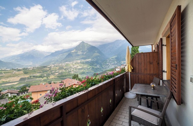 Apartment "Laugen Rainegg" with Mountain View, Wi-Fi, Garden & Balcony