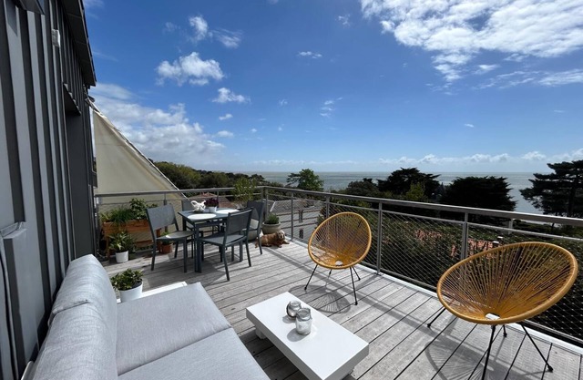 Apartment 'Le Cèdre' with Sea View, Private Terrace and Wi-Fi