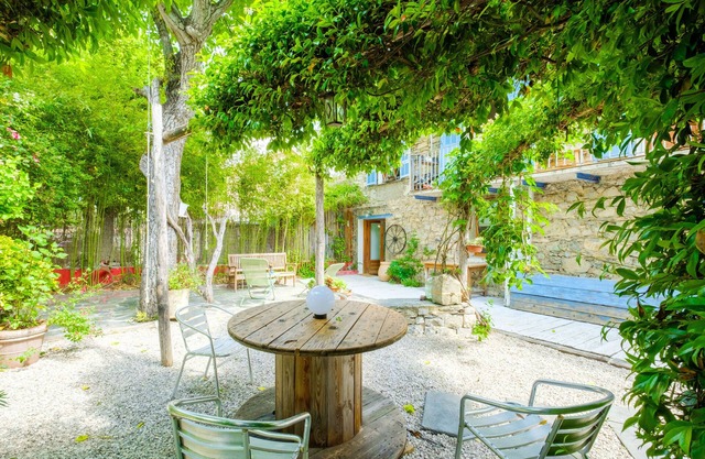 Apartment 'Le Jardin Des Oiseaux' with Shared Garden