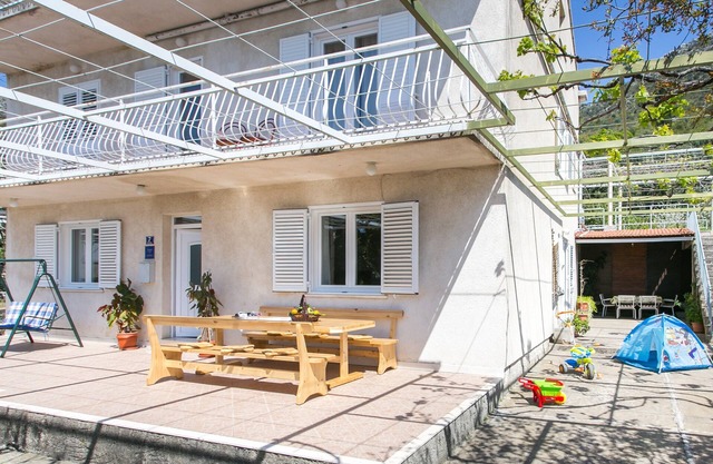 Apartment Marko - Three-Bedroom Apartment with Terrace and Sea View (Brsečine)