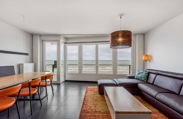 Apartment on Zeedijk with Sea View