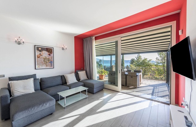 Apartment 'Residence Virgilio Red' with Lake View, Wi-Fi and Air Conditioning