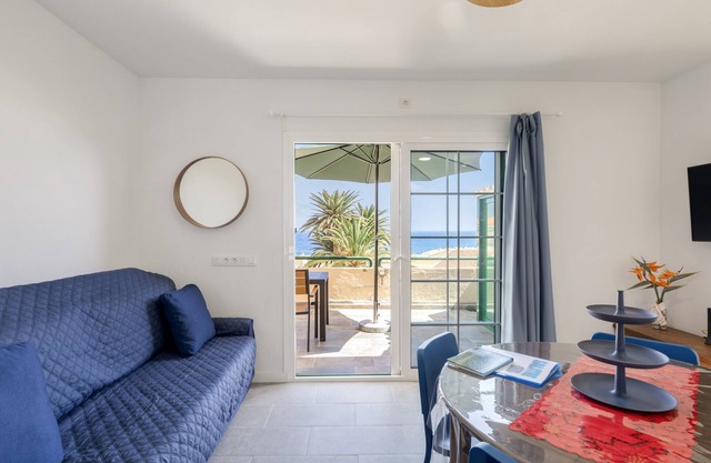 Apartment 'Salitre Tea' with Sea View, Shared Pool and Wi-Fi