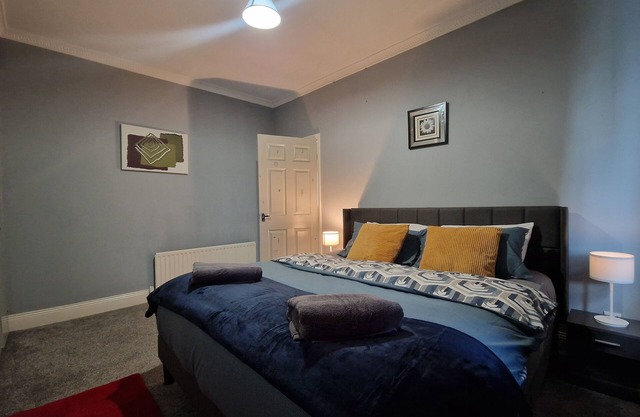 Apartment - Sleeps 4 - Parking - WiFi