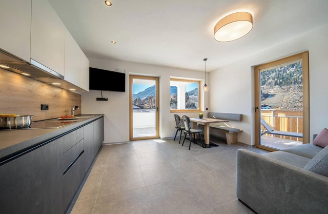 Apartment "Sunnig - Sonnenlicht" with Mountain View, Balcony & Wi-Fi