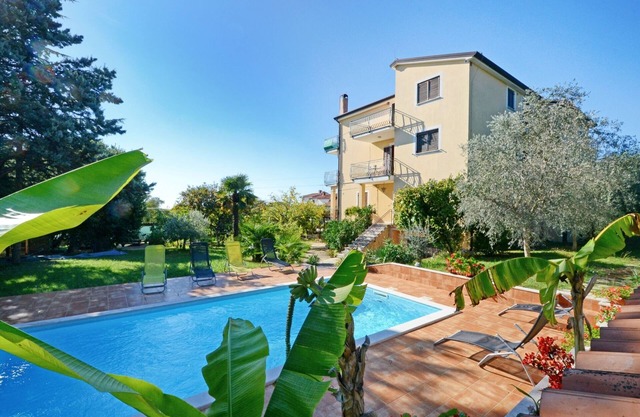 Apartment Umag Valica, near the beach, with swimming pool, fireplace, barbecue
