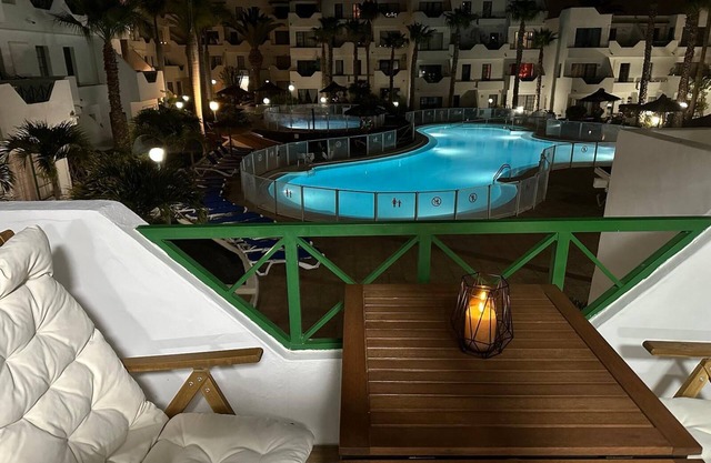 Apartment Valentina: Comfort and terrace with pool view in Lanzamar