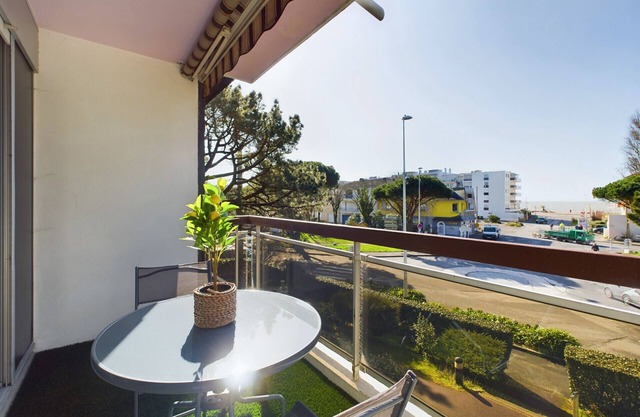 Apartment with sea view 150m from the beach