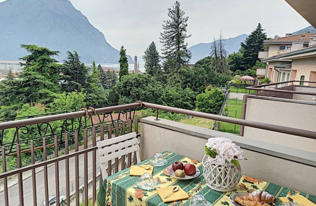 Apartment with balcony overlooking the lake