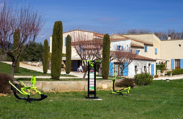 Apartment with pool and terrace at the foot of the Luberon