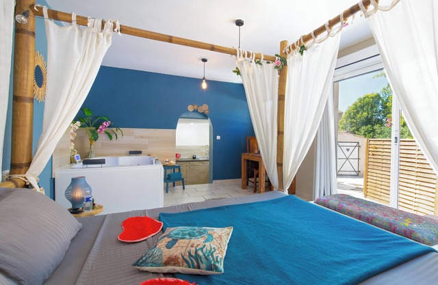 Apartment with Jacuzzi 40m2 four-poster bed