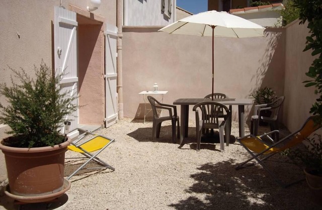 Apartment with garden by the sea