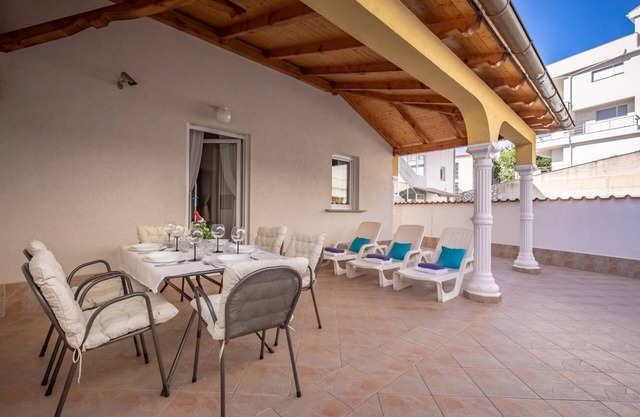 Apartment with large waterfront terrace - only 290 m from the sea (hvo)