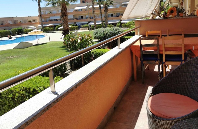 Apartment with pool on the seafront