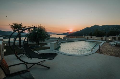 Apartment with Pool "Sunset Cove"