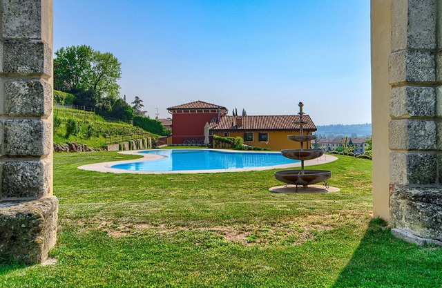 Apartment with WIFI, hot tub, A/C, private pool, TV, patio, panoramic view, parking, close to Verona