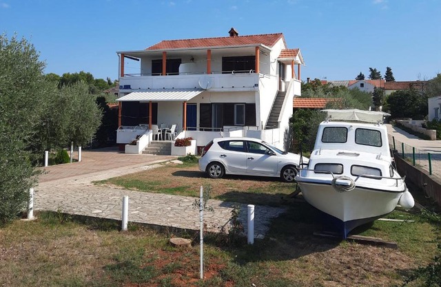 Apartments and rooms with parking space Susica, Ugljan - 8265