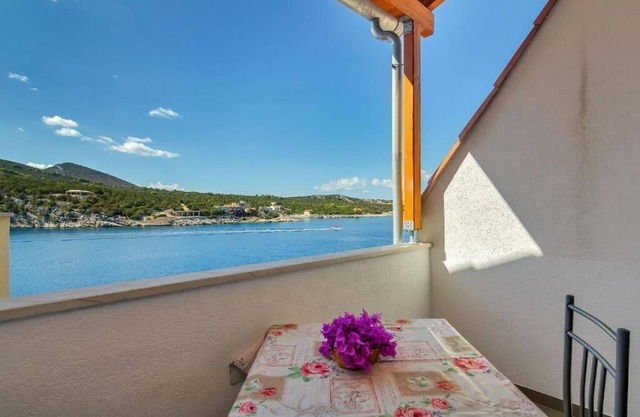 Apartments Igor (44141-A8) - Gdinj - island Hvar