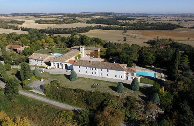 Apartments with 3 bedrooms for 6 to 8 people, swimming pool, tennis, park .