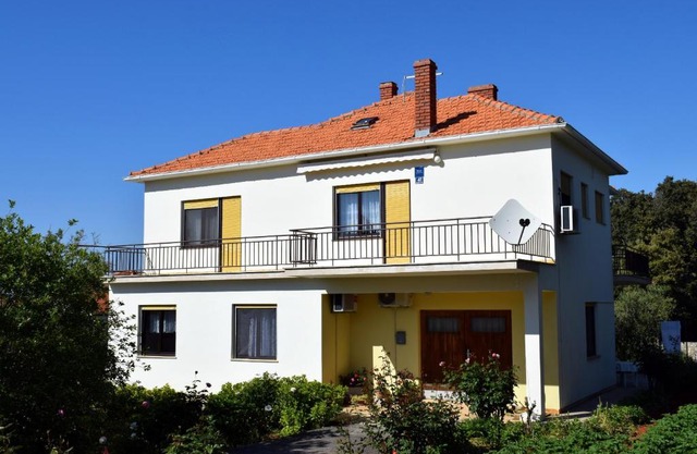 Apartments with parking space Ugljan - 8493