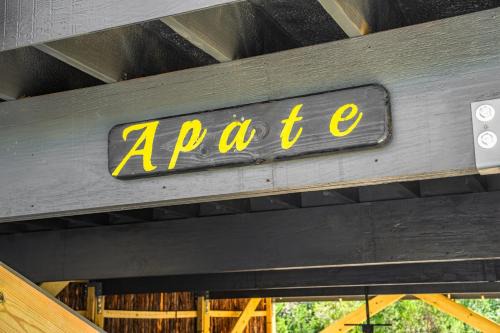 Apate Treehouse Lux Hot tub Fredericksburg EV BBQ