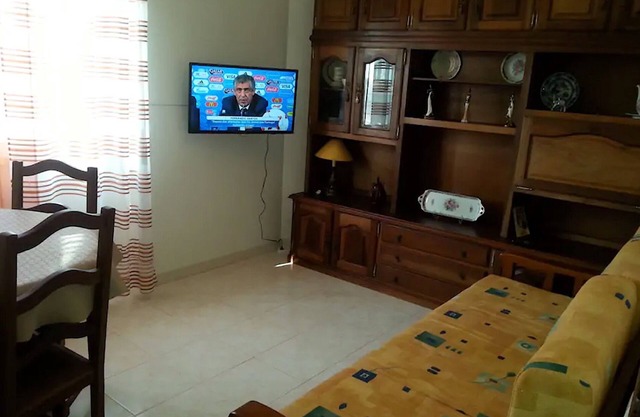 Apis Yellow Apartment, Lift, Cable TV, Wifi