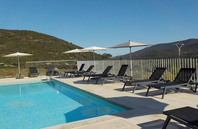 Appart 4 pers piscine chauffée, wifi, 2 chambres, clim, 7 min mer, 1 min rivière