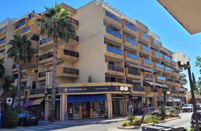 Appart LAVANDOU (le st James) 2 stars, full center, near beach.