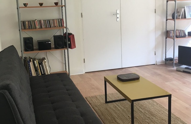 Appartement 2 Pièces Avec Baies Vitrées à Paris 20è