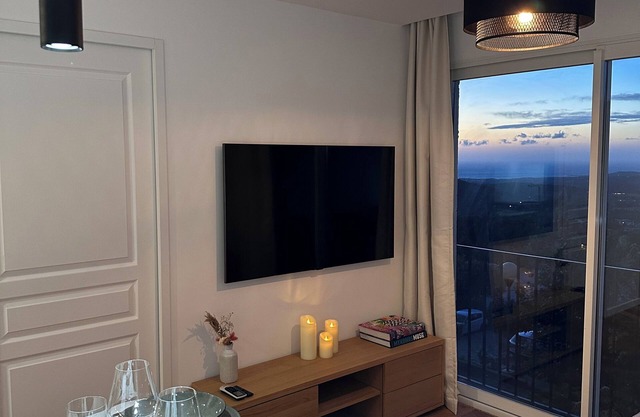Appartement Contemporain Rénové Entre Terre et mer Avec Piscine